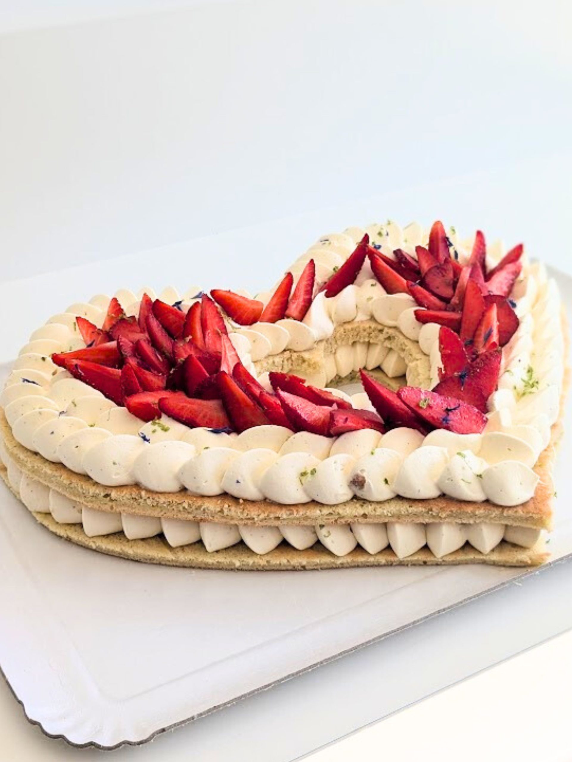 Heart Cake Papilles Patisserie Heart Cake<br />
Papilles Patisserie<br />