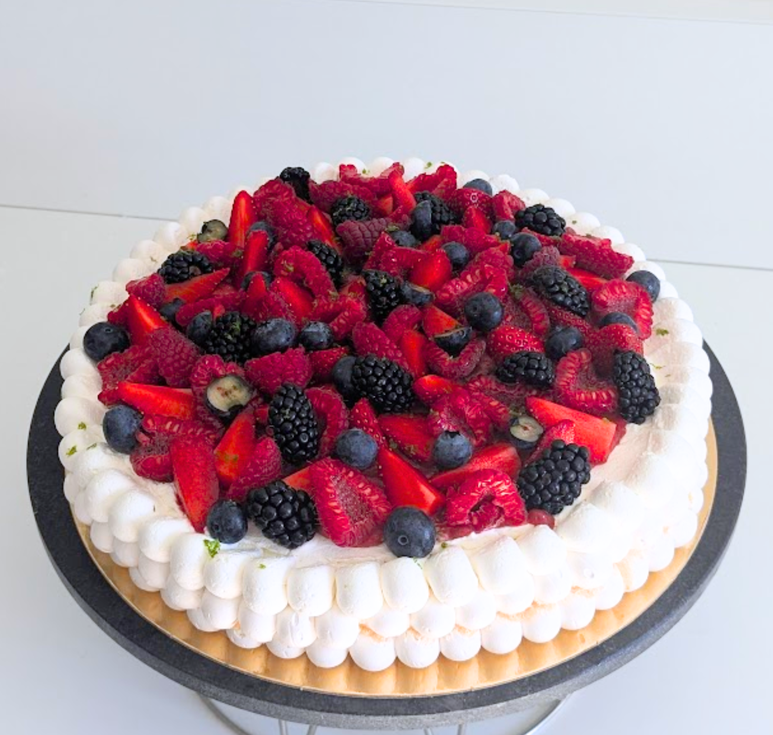 Pavlova fruits rouges<br />
Papilles Pâtisserie
